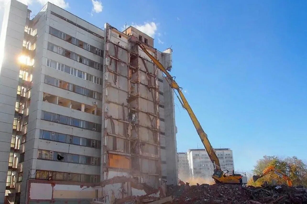 Демонтаж многоэтажных зданий. Демонтаж высотного дома демонтаж зданий. Демонтаж высотного дома демонтаж зданий. Разрушенные постройки. Демонтаж высотного дома демонтаж зданий.