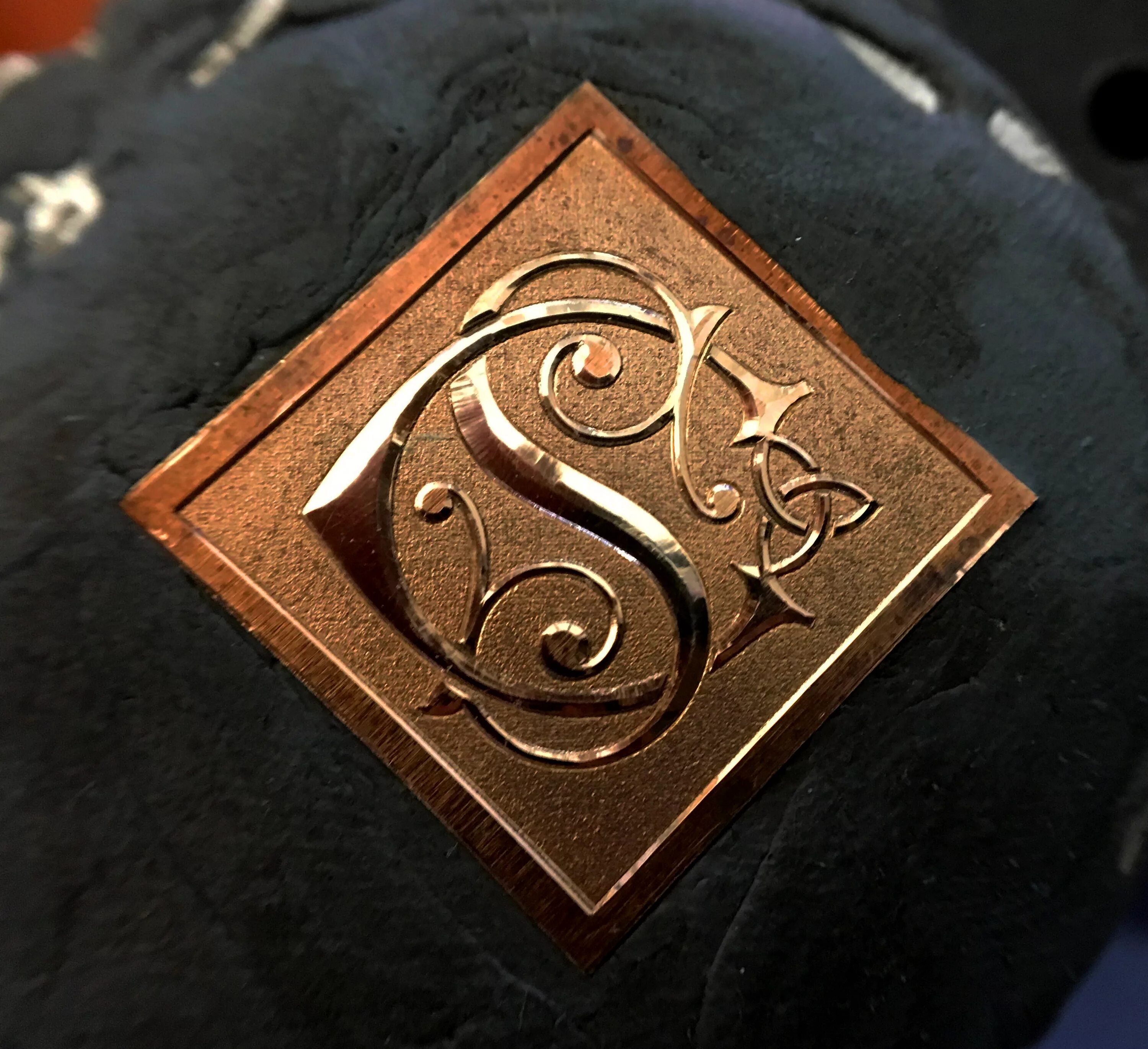 гравировка на металле надписи. надпись на металле. вензеля из металла. механическая гравировка. памятная гравировка на металле.