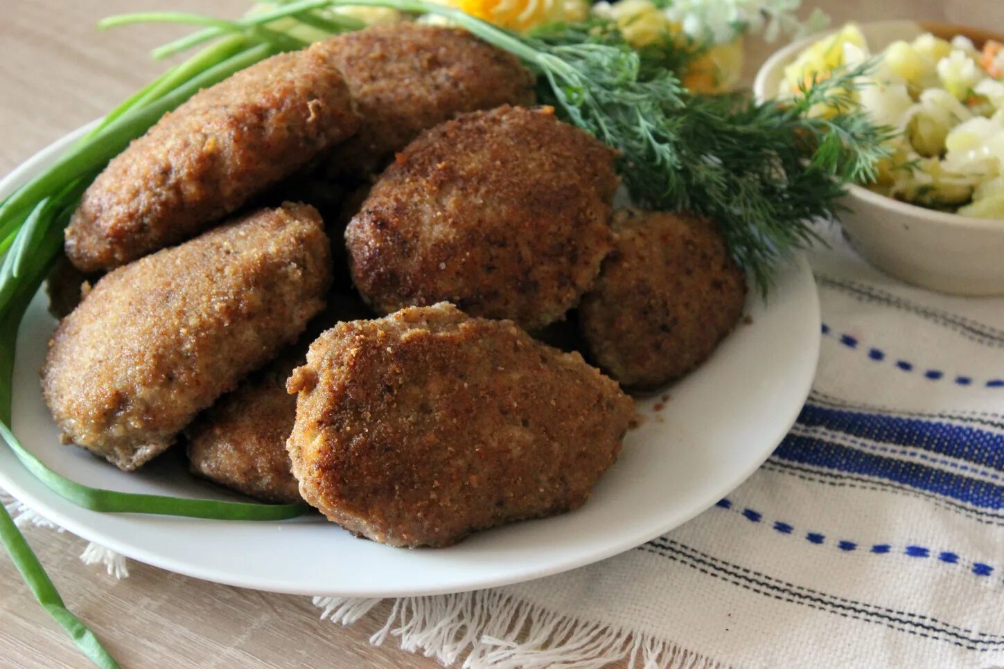 Что добавить чтобы котлеты были пышные. Котлеты. котлеты мясные. котлеты и биточки мясные. котлеты овальные.