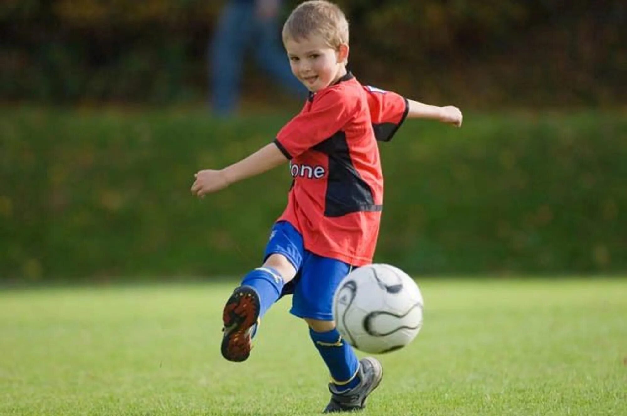 Little player. Маленький футболист. Мальчик футболист. Мальчик с мячом. Футбол дети.