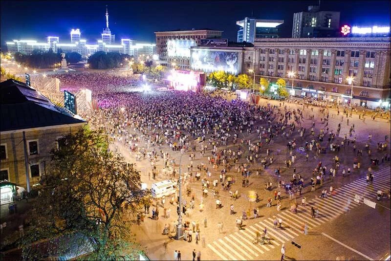 В харькове сейчас есть свет. Харьков площадь свободы. Харьков Центральная площадь. Европейская площадь Харьков. Центр Харькова площадь свободы.