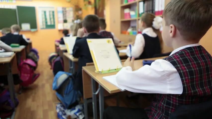 Учитель информатики в школе 1770. Работа в школе видео. Два школьника. Работа в школе видео. Урок в современной школе.