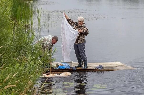 Стирка белья в реке. Стирают на реке. Полоскание белья на реке. Мостки для стирки белья на реке. Люди стирают белье