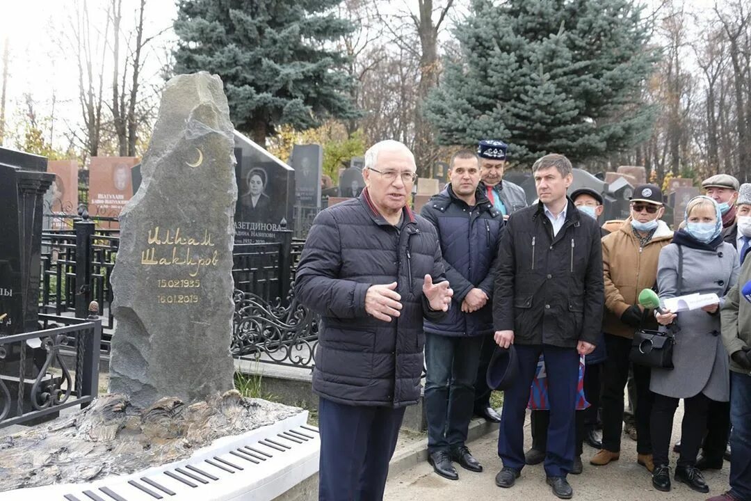 Нова татарские казань. Татарское кладбище в Ново-татарской Слободе Казани. Могила Мидхата Шакирова. Могила г.Тукая на Ново-татарском кладбище г. Казани *. Могила Ильгама Шакирова.