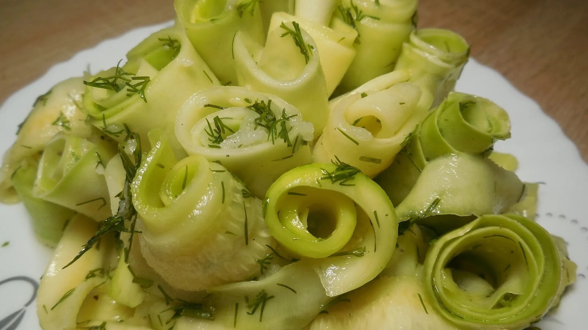 Закуска из кабачков быстрого. Маринованные кабачки закуска. маринованные кабачки полосками. кабачки маринованные с медом и чесноком. рулетики из кабачков.