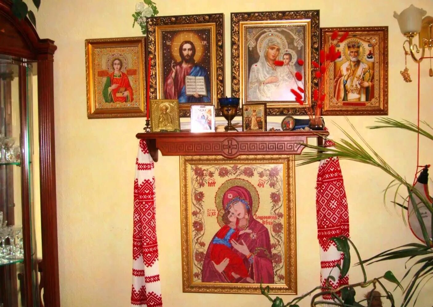 Уголок с иконами в доме. Икона казанской божьей матери и иисуса христа. Домашний иконостас православный. Православные иконы в доме. Какой стороны стоят иконы.