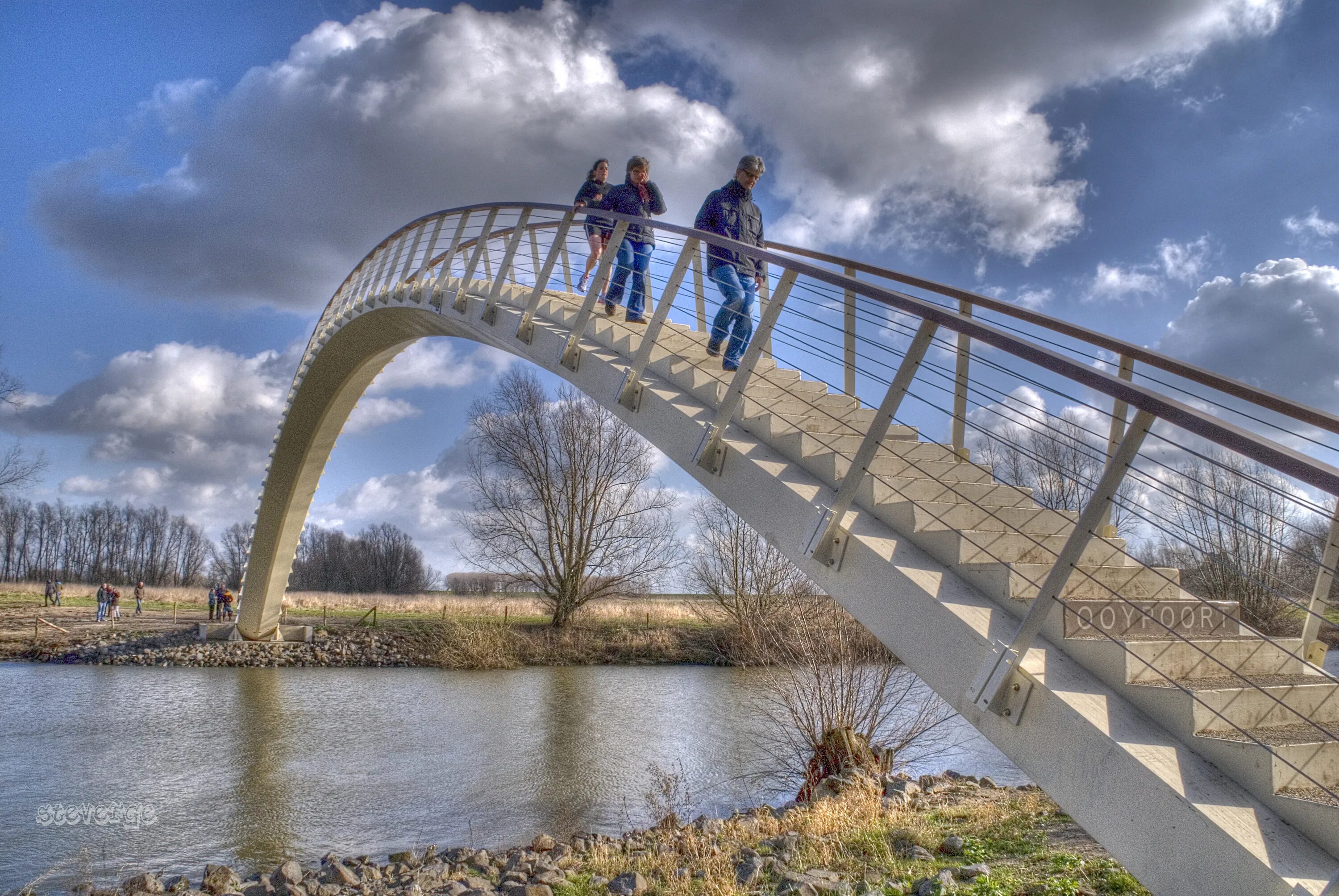 Длина пешеходного моста. Мост Melkwegbridge. Пешеходный мост Рыбница мост. Habitable Bridge Нидерланды. Чонгарский пешеходный мост.