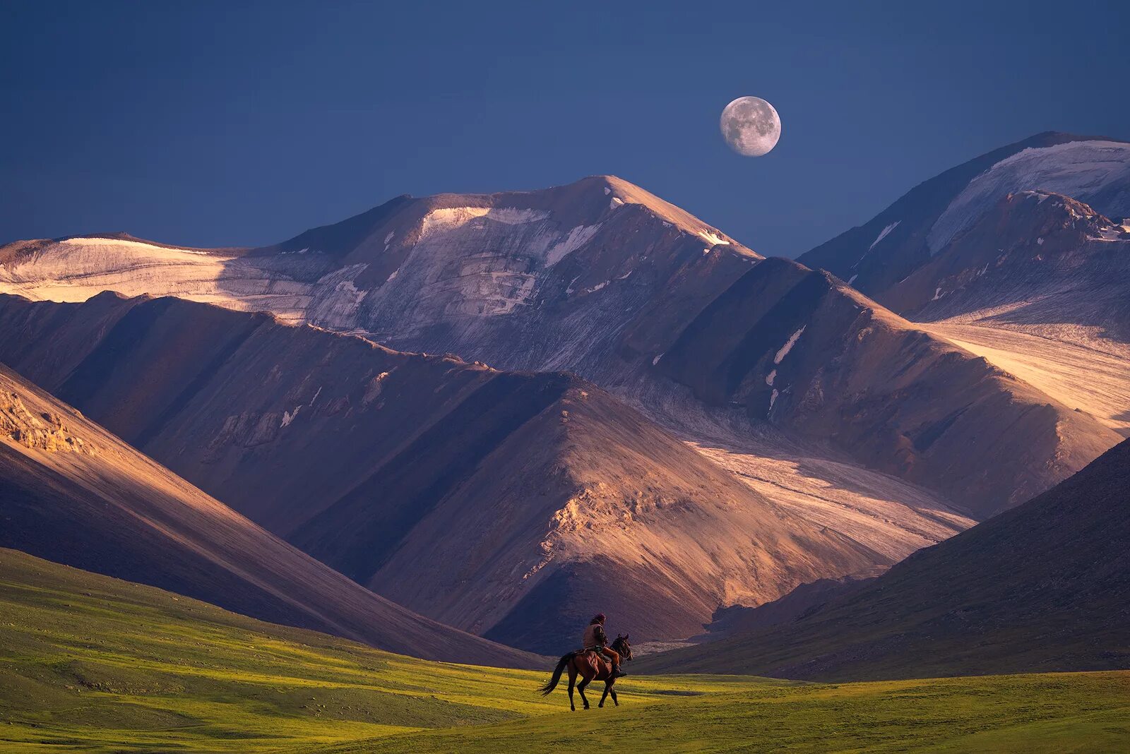 Оттуда розовыми горами вздымаются к зениту. Манас гора Киргизия. Киргизия горы Долина Арашан. Киргизия и Кыргызстан. Бишкек горы Тянь Шань.