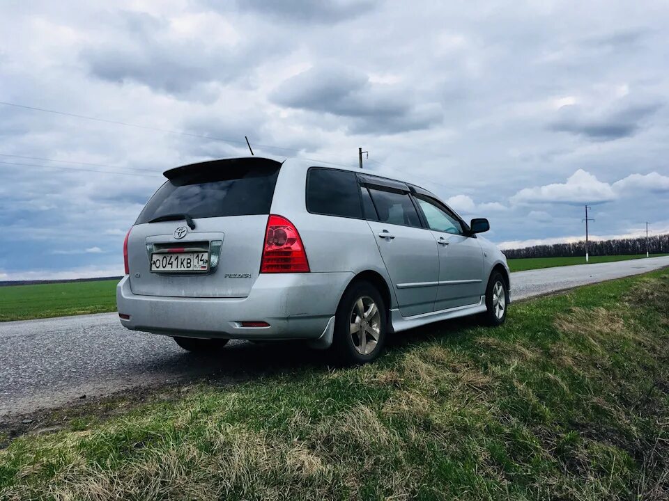 Тойота Королла 120 кузов универсал. Toyota Corolla Fielder. Машина Тойота Королла Филдер. Филдер 1 поколение.