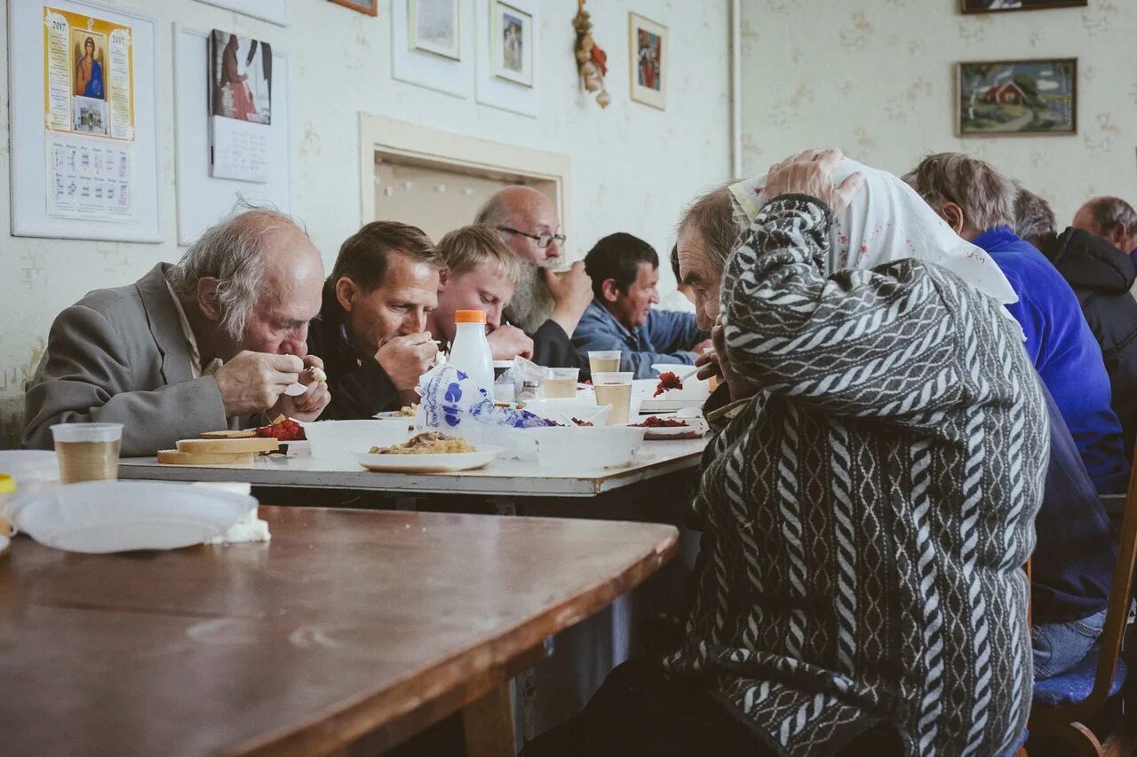 Социальный центр бомж. Центр для бездомных. Центр для бездомных людей. Интернат для бездомных людей.