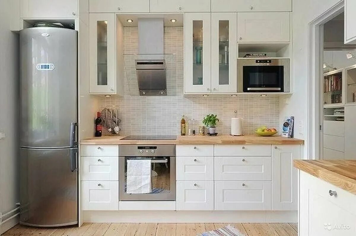 Кухня без холодильника. Кухня икеа 2 метра. Отдельностоящий холодильник в интерьере. Холодильник отдельностоящий в интерьере кухни. Серебристый холодильник в интерьере кухни.