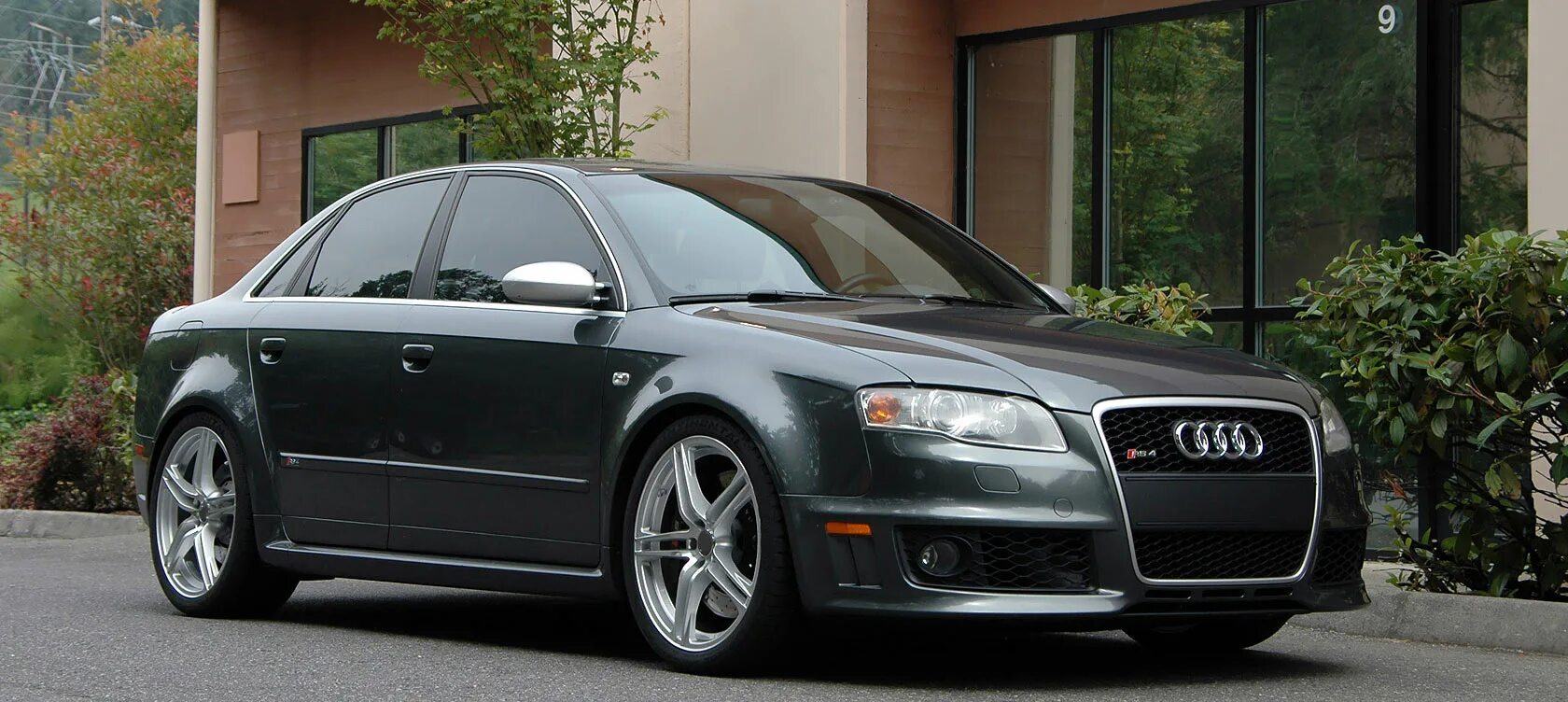 Ауди а4 размер шин. Audi a4 b7. Audi rs4 b6. Audi a4 b7 черные диски. Audi s4 b7 Grey.