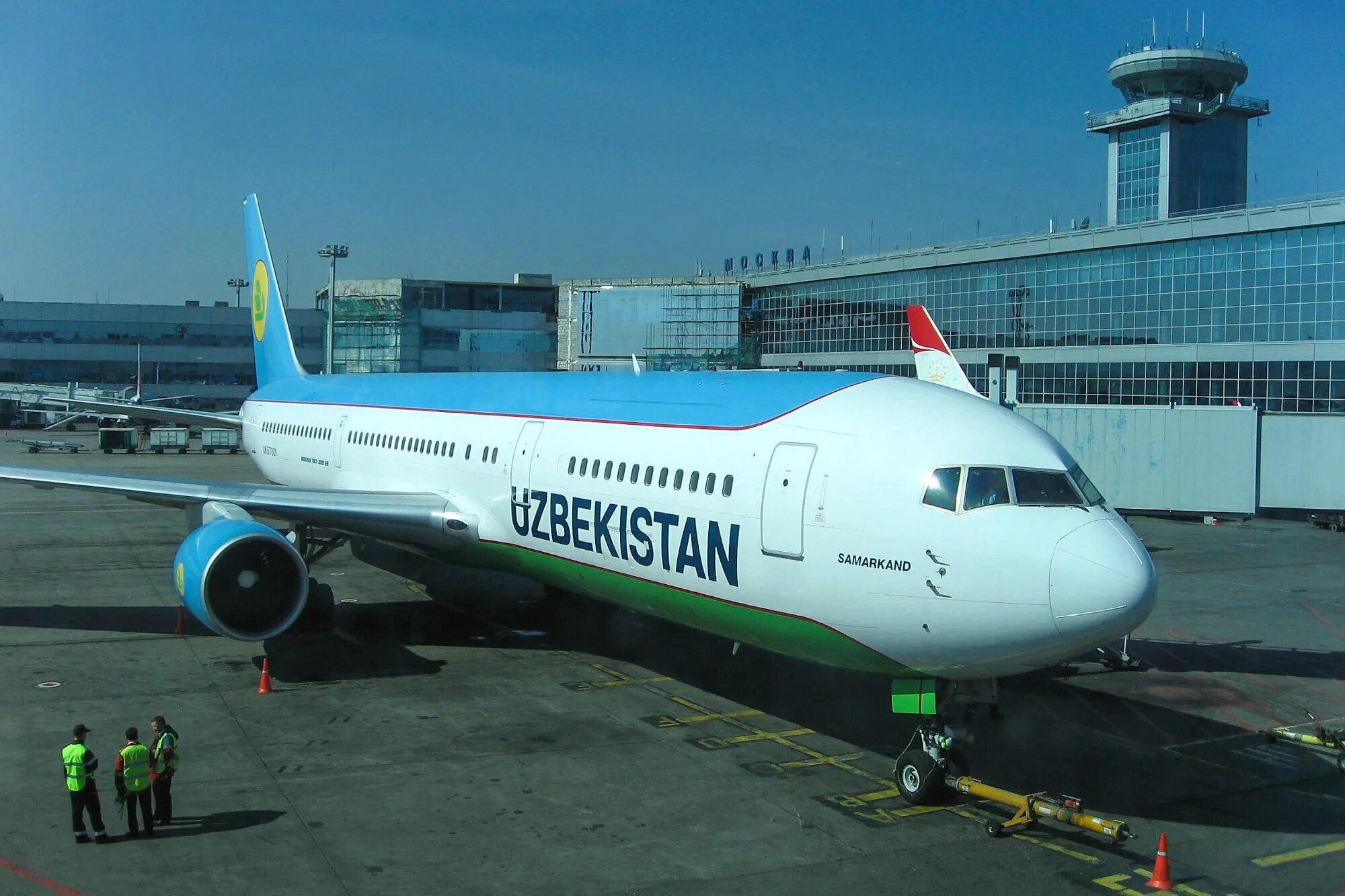 Авиакомпания ташкент. Самолет Узбекистан хаво йуллари. Боинг 767 Uzbekistan Airways. Uzbekistan Airways Домодедово. Боинг 767 300 авиакомпании Узбекистон хаво йуллари.