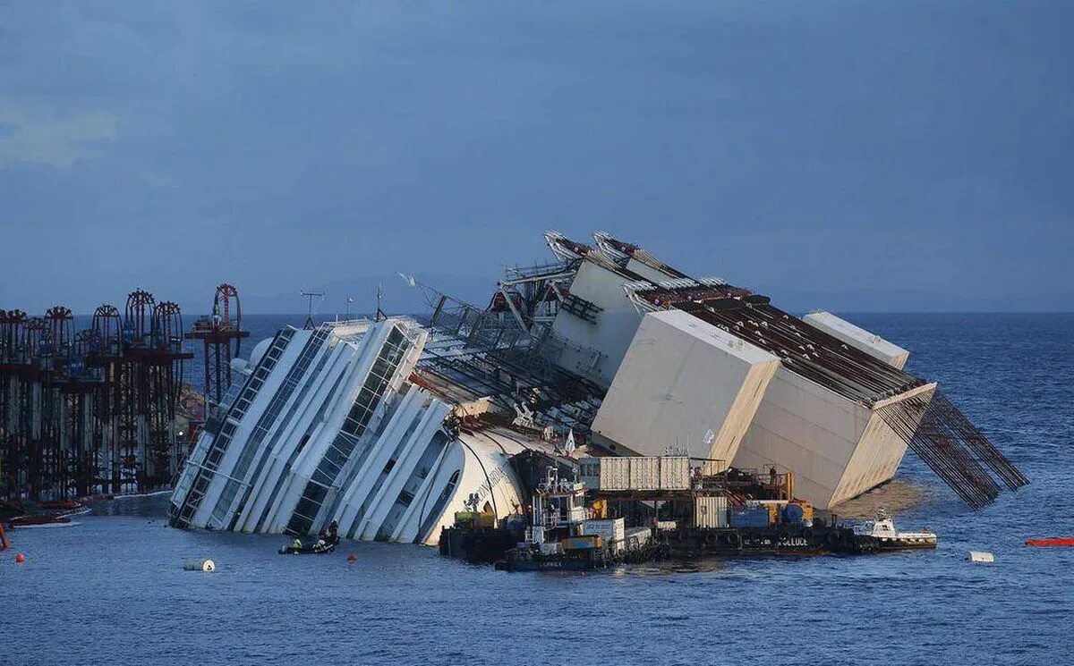 Крушение конкордии. Лайнер Costa Concordia. Крушение лайнера Costa Concordia. Затонувший лайнер Costa Concordia. Коста Конкордия затонувшие корабли.