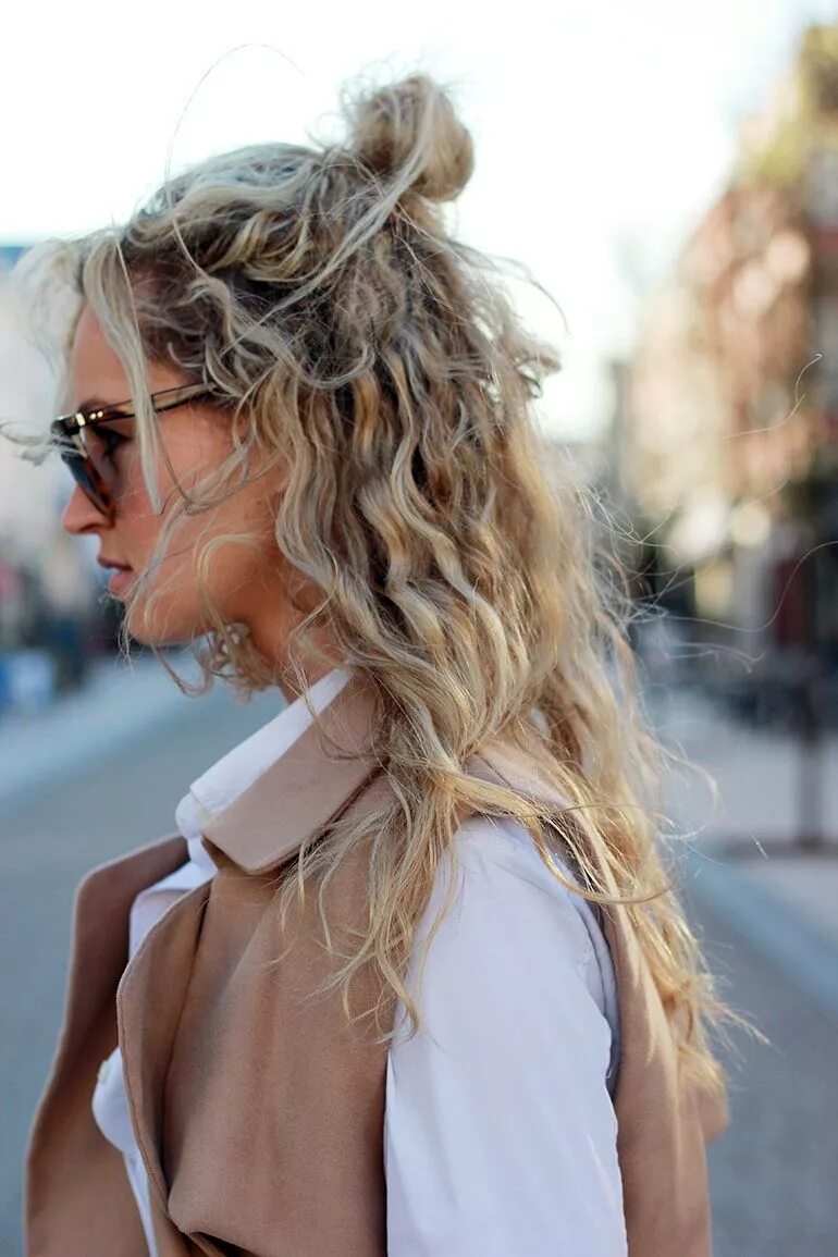 Сухие и ломкие волосы. Растрепанные волосы. Растрепанная девушка. Растрепанные длинные волосы. Растрепанные прически.