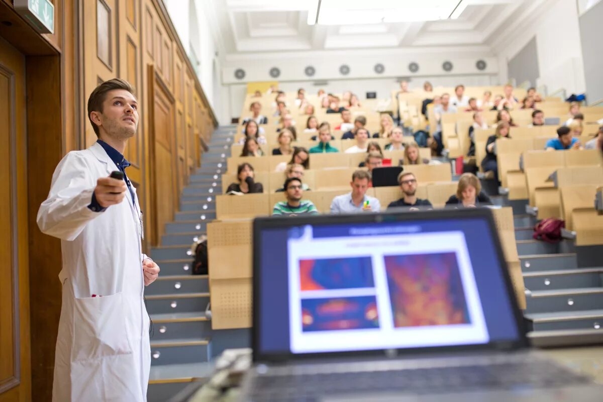 Шлык ректор ростгму. Лекция в медицинском вузе. Студент медицинского вуза. Медицинское образование. Мед университет в германии.