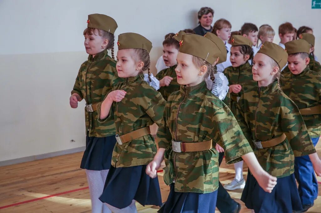 Современные песни смотр строя и песни. Военная форма в школе. Военная форма для начальной школы. Форма для школьного строя. Форма для Зарницы.