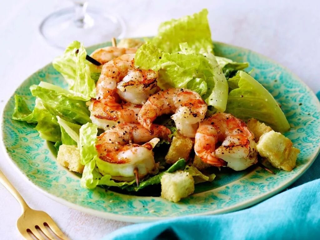 Цезарь с креветками / Caesar Salad with Shrimp. Цезарь с лангустинами. Цезарь с креветками на гриле. Цезарь с креветками и пекинской капустой