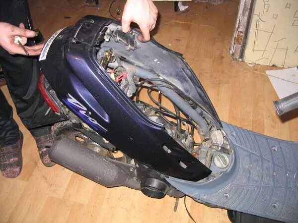 Пластик для honda cr250r 1997г. Пластик honda dio под сидушкой. Снять пластик хонда. Пластик хвоста honda vtr1000. Крепление бака cbr 600 f4i.