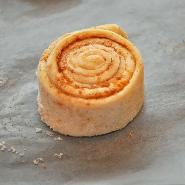 слоеные булочки. улитки из слоеного теста. улитки из слоеного теста. печенье улитка из слоеного теста. улитки из слоеного теста фото.