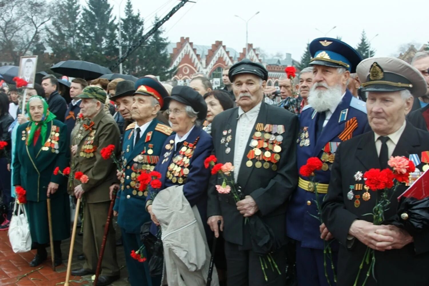 9 мая участники вов. Ветераны Великой Отечественной войны Омскгоргаза. Ветераны на параде. Ветераны войны 1941-1945. Ветераны ВОВ.