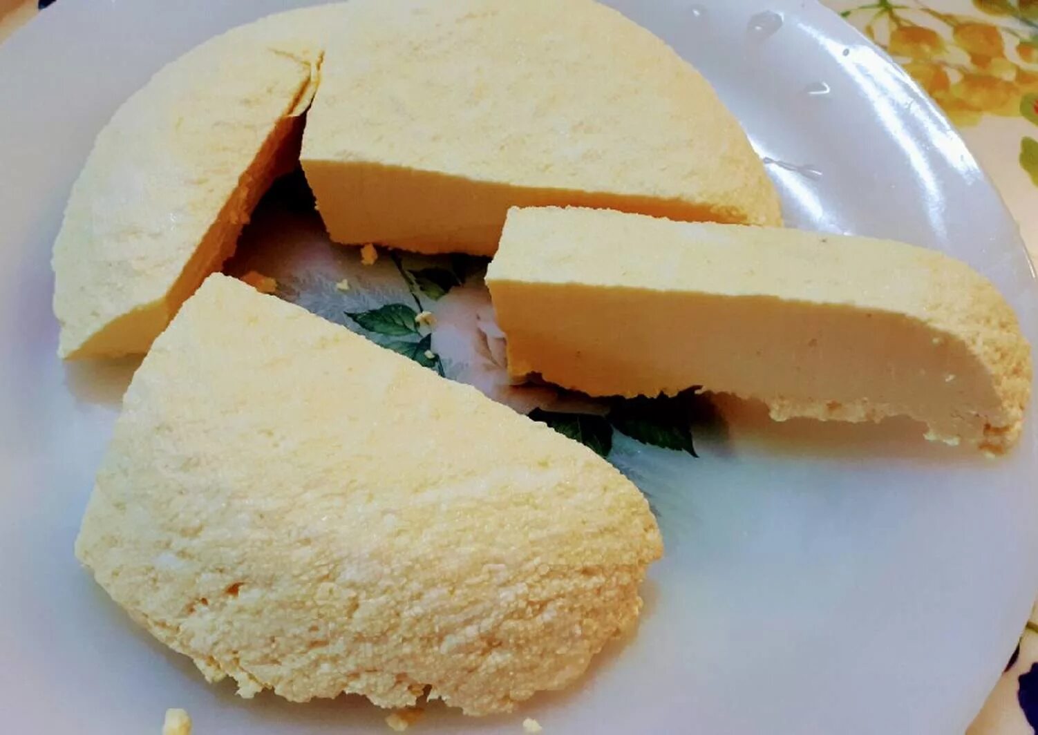 Сделать домашний сыр из творога рецепт. Домашний сыр. Домашний сыр из молока. Сыр домашний из молока и сметаны и яиц. Сыр из молока и сметаны.