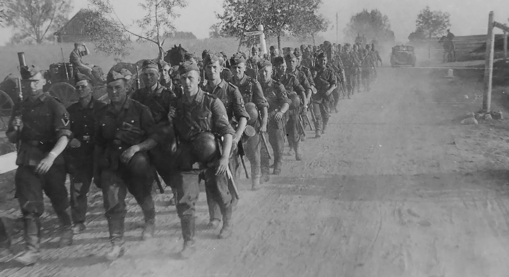 первый идущий в колонне. организованная пешая колонна пдд. колонна в физической культуре это. колонна солдат вермахта. организованная пешеходная колонна.