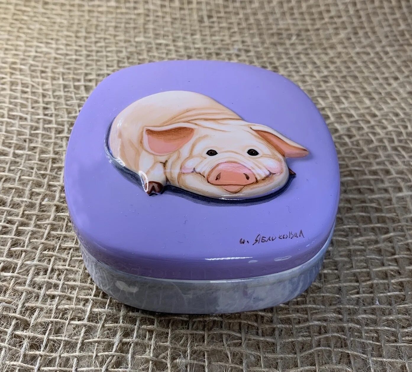 Игра сундучок со свиньей. Картонный европодвес зубр. Игра сундучок со свиньей. Игра сундучок со свиньей. Свинка пеппа коробочка с игрушками.