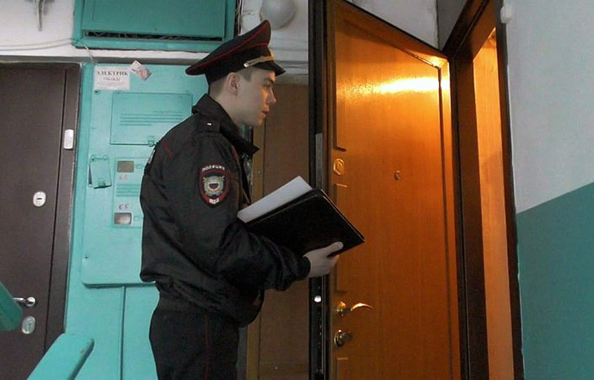 Незаконно участковый. Поквартирный обход полиции. поквартирный обход участкового. полиция стучится в дверь. участковый в квартире.