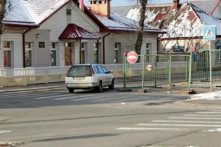 Въезд под кирпич штраф 2025. Проезд под кирпич. заезд под кирпич штраф. въезд под кирпич. заезд под знак кирпич.