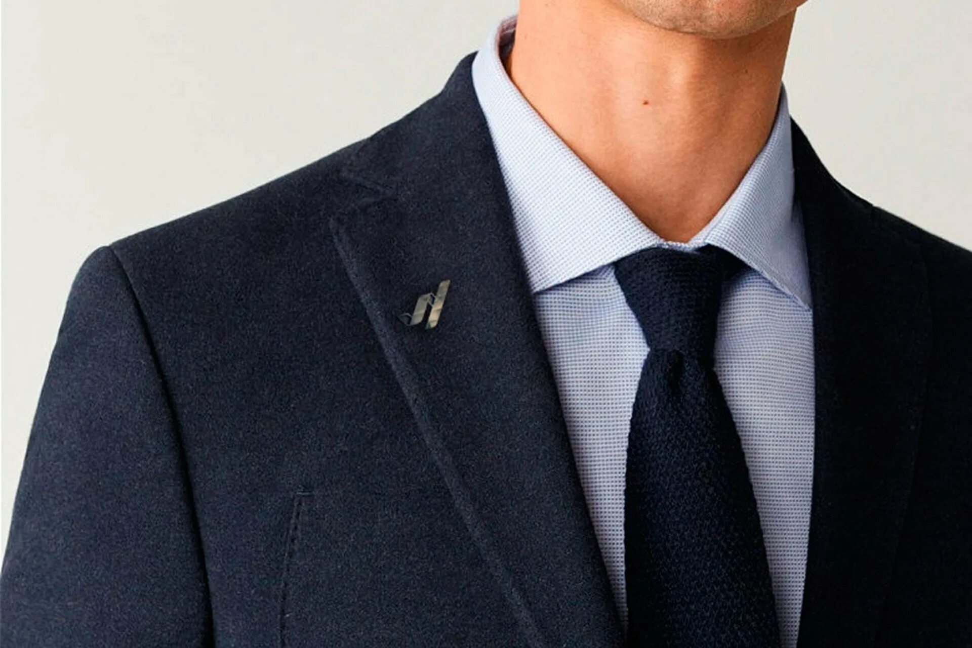 Нагрудный пиджак. Лацкан пиджака. Мужская брошь на пиджак. Лацканы peak lapel. Украшения для пиджака мужского.