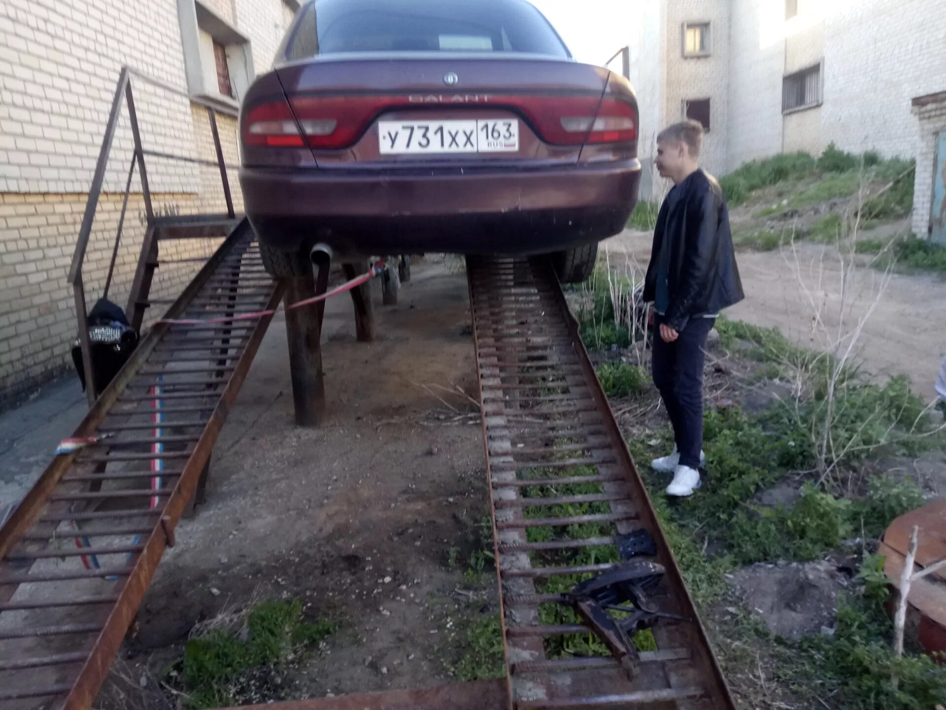 Эстакада со смотровой ямой. Эстакада из бруса 150х150. Ремонтная эстакада для автомобиля. Бетонная эстакада для автомобиля. Бесплатная эстакада для авто