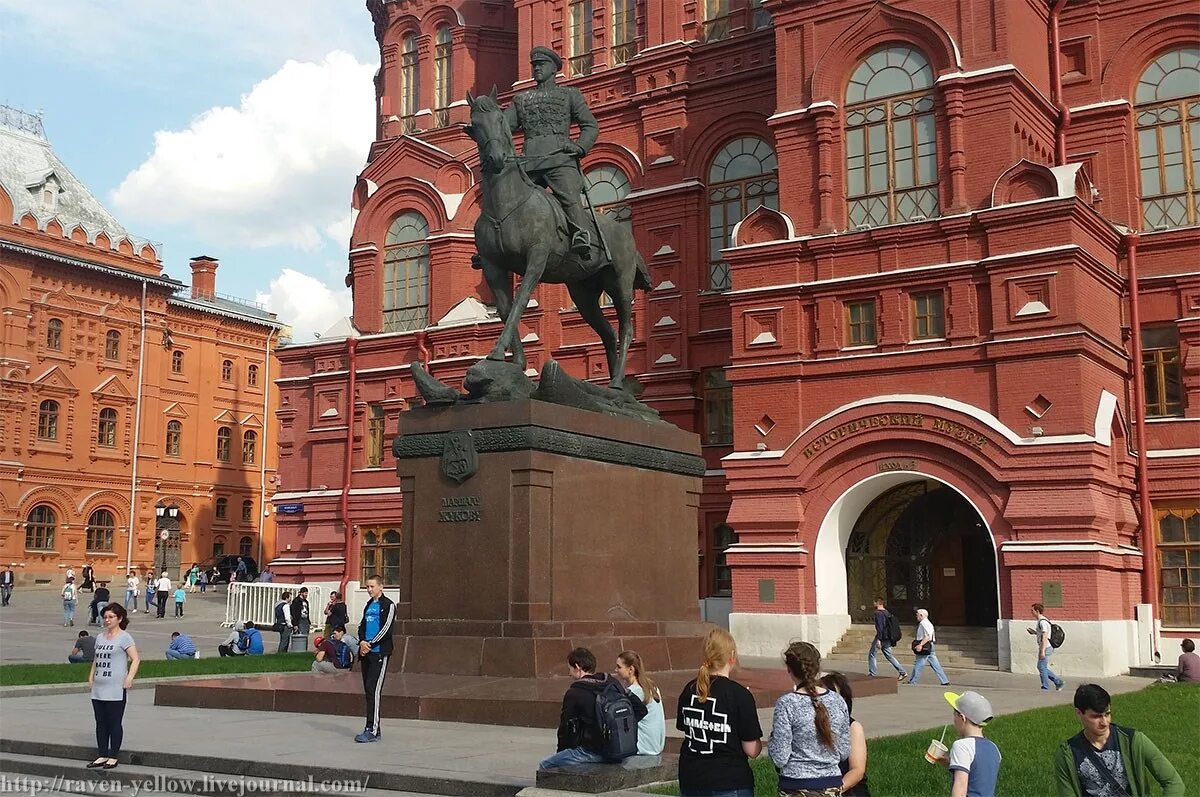 Театральная площадь какой район москвы. Театральная площадь Москва. Театральная площадь памятник Жукову. Рукавишников памятник Жукову. Театр на красной площади в Москве.