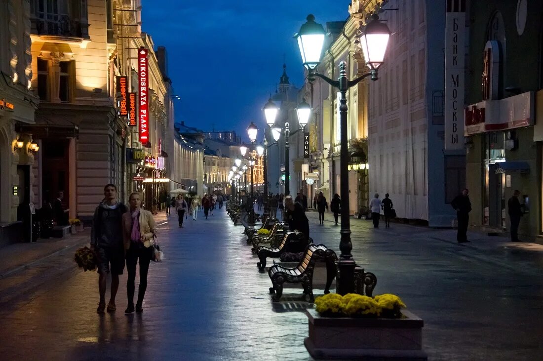9 вечера на улице. Пешеходный Арбат в Москве. Прогулки по городу. Пешеходная улица. Вечерняя улица.