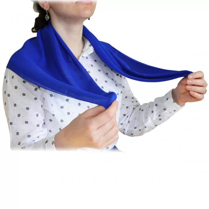 женщина с платком винного цвета. голубой шелковый шарф. синий платочек. синенький платочек. развивающаяся ткань.