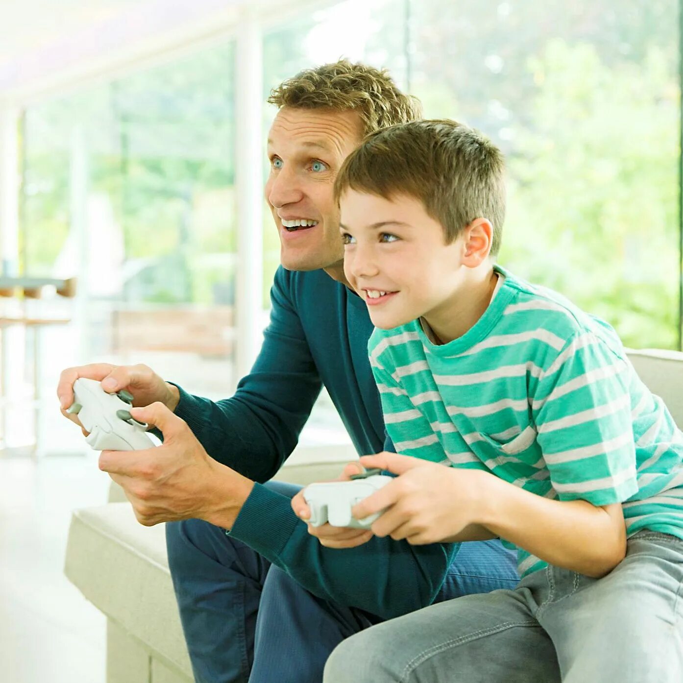 Отец подростка видео. Мужчина с сыном подростком. папа играет с сыном. отец с сыном в кафе. отец и сын играют в приставку.