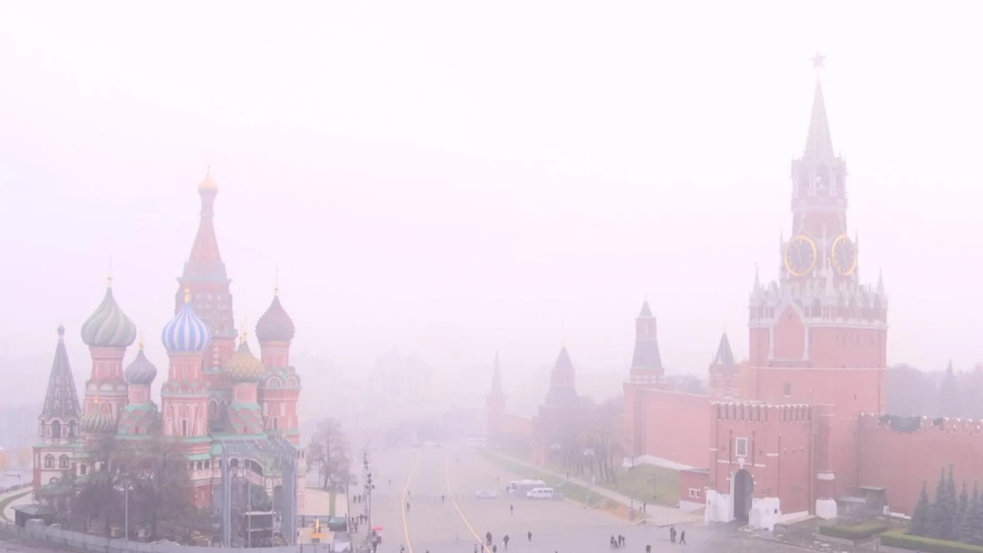 Москва 30 ноября 2023. Смог в Москве 2021 2 ноября. Красная площадь в тумане. Москва туманный рассвет красная площадь. Туман в Москве 2 ноября 2021 фото.