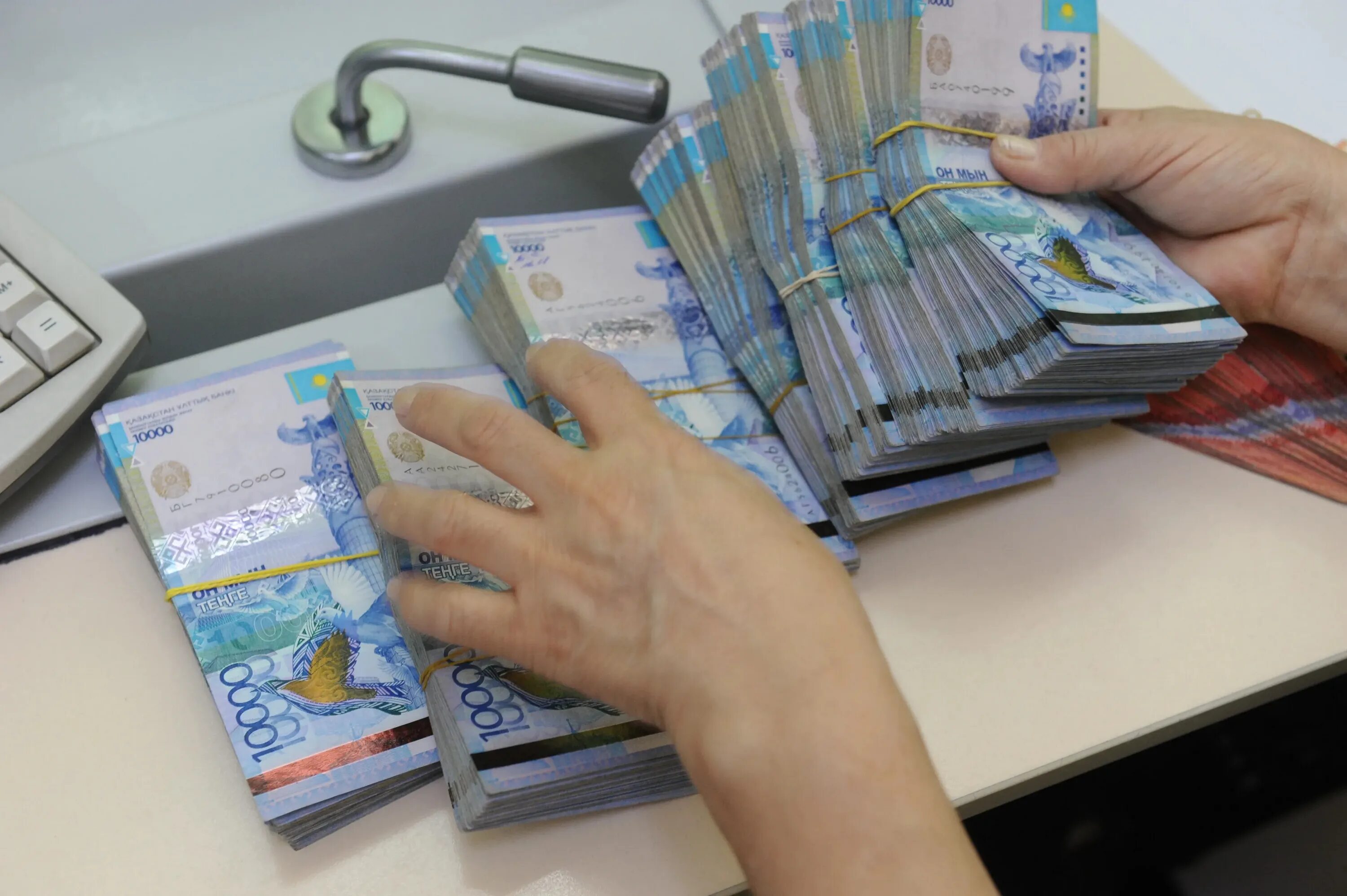Кредит на 4 тыс. Деньги тенге. Пачка денег тенге. Деньги Казахстана в руках. Тенге купюры в руках.