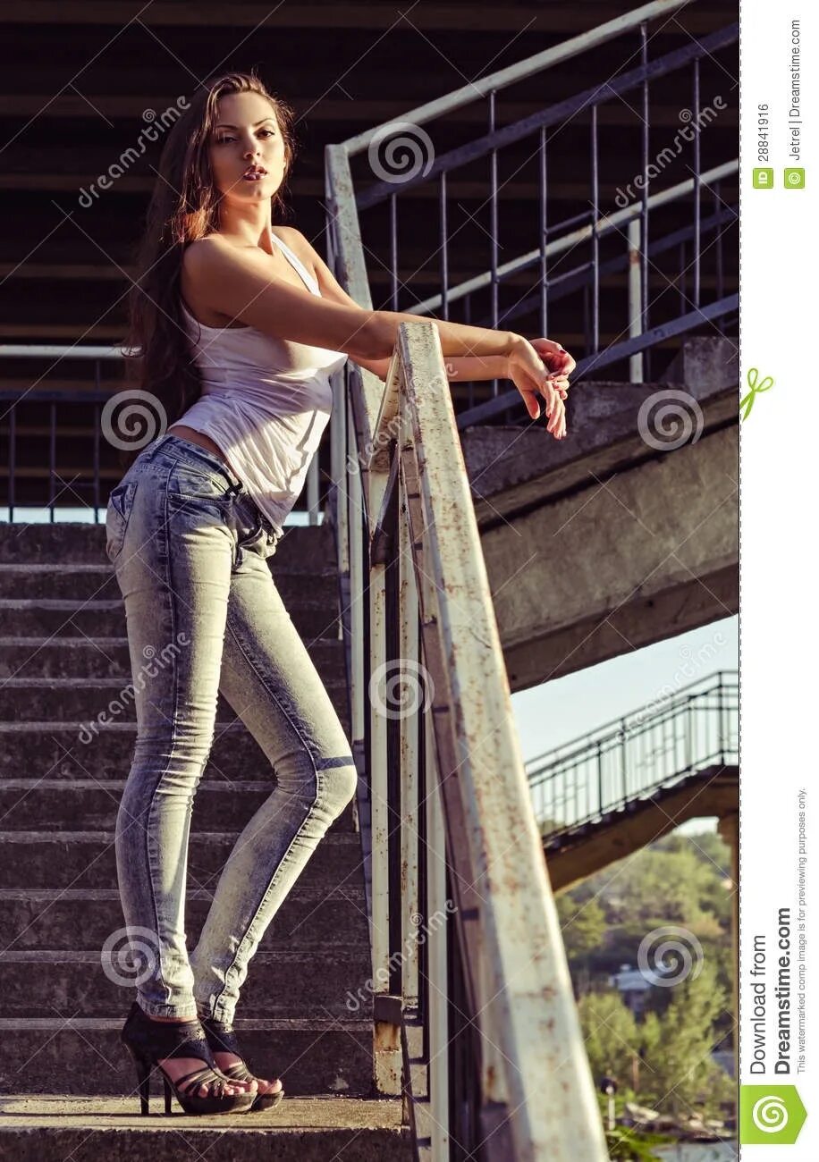 10 15 6 стоя. Фотосессия на лестнице. Красивые позы на лестнице. Девушка на лестнице фотосессия. Красивые позы на лестнице девушки.