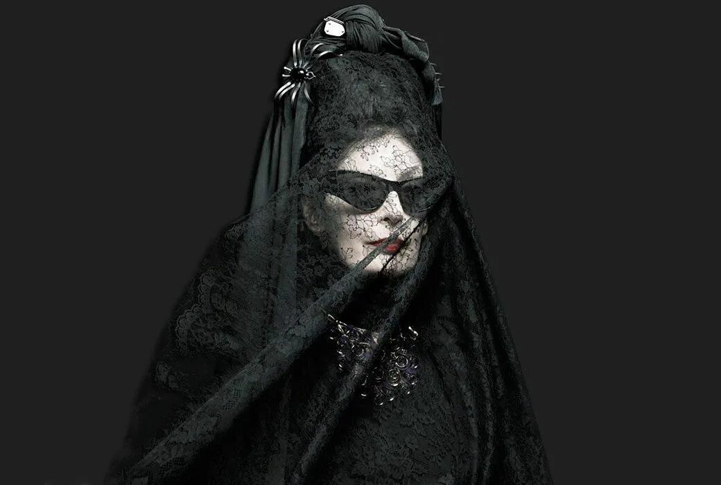 Старый гот. Вечеринка в стиле готика вампиры. Старый гот. Готы старики. Смешные панки.