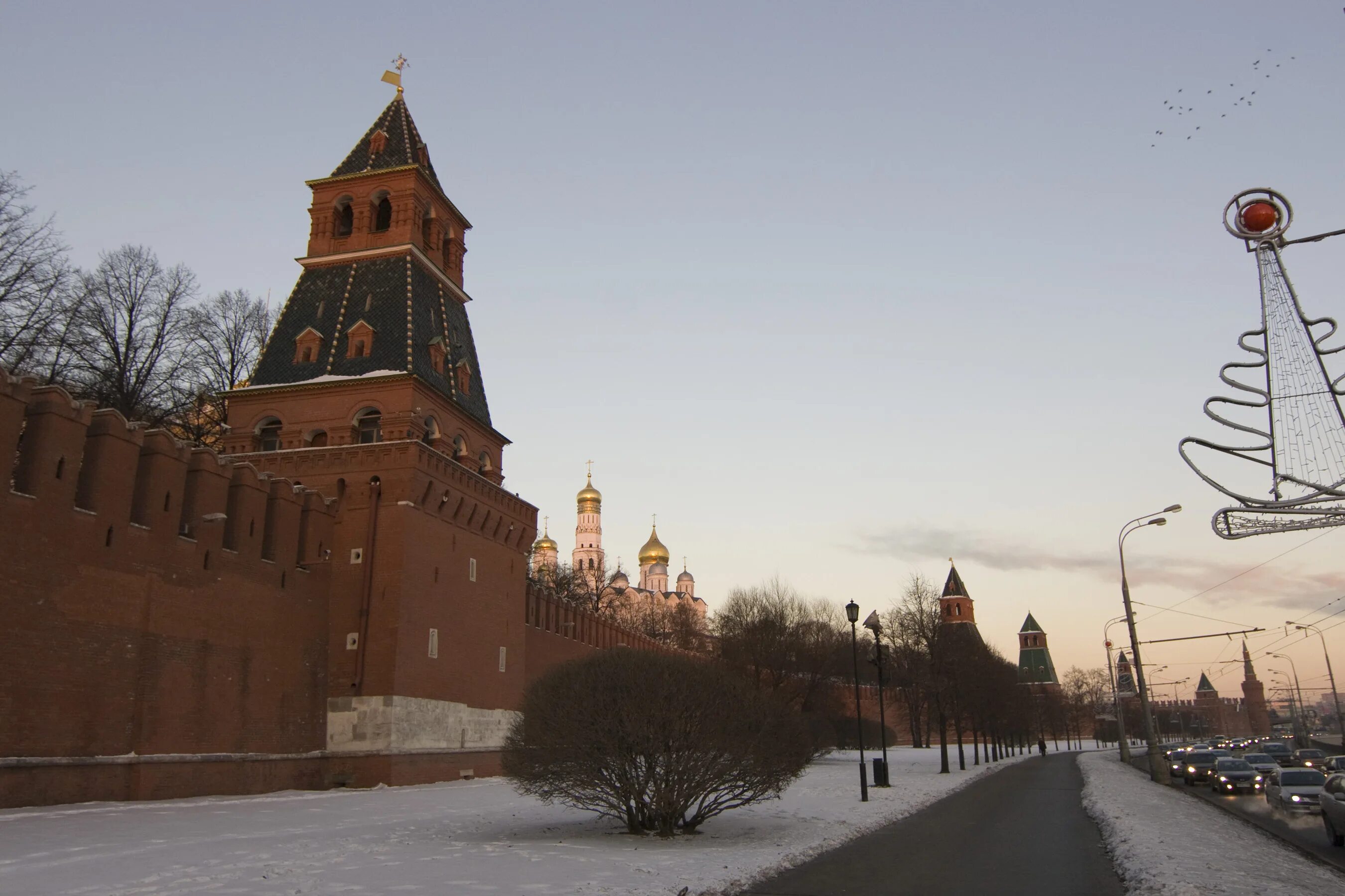 Благовещенская башня Кремля. Тайницкая башня Московского Кремля. Кремлевская стена зимой. Кремлевские окрестности.