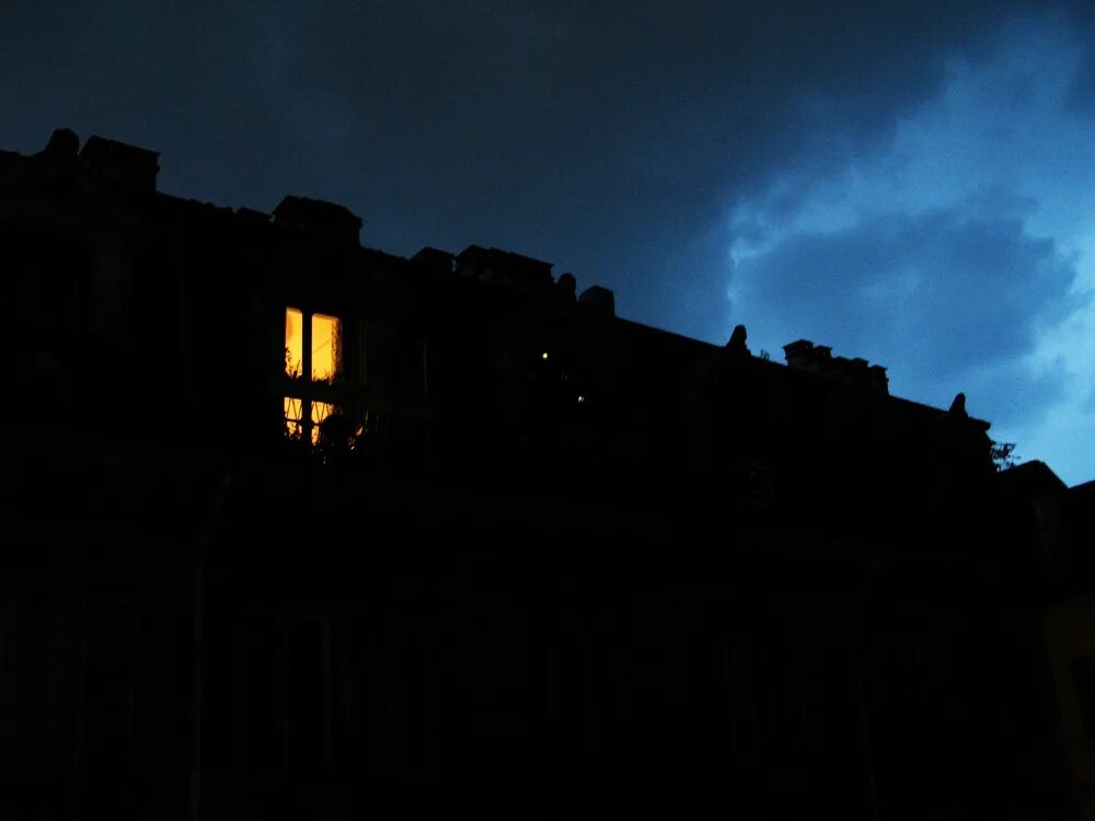 Свет в окне. Ночные окна домов. Свет в окне ночью. Старый дом с горящими окнами. Сгоревшее окно