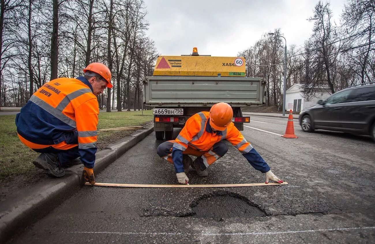 Ремонт дорог. Дорожные работы. Укладка асфальта. Дорожный рабочий.