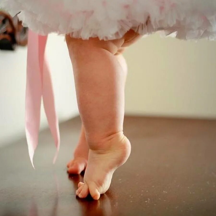 Маленькая балерина. Ноги маленькой балерины. Малыши балерины. Ноги маленьких балерин.