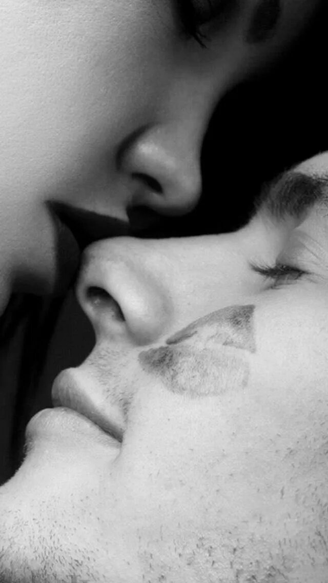 Поцеловать тело. Фото целую. Поцелуи красной помады на теле. Поцелуй в щеку.