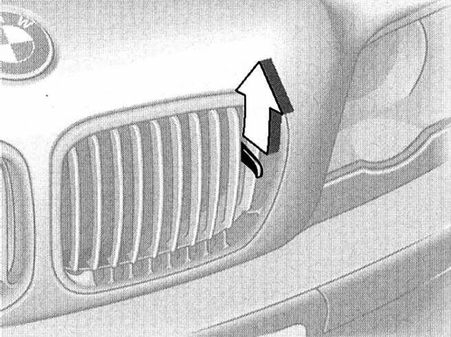 Как открыть капот на бмв. BMW x6 рычаг открывания капота. BMW e46 крюк капота. Капот БМВ х6. БМВ Е 46 отсек для мамла.