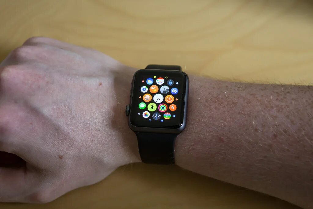 Как надевать эпл вотч. Apple watch tech. эппл вотч на правой руке. часы на правой руке эппл. апл вотч на правой руке.