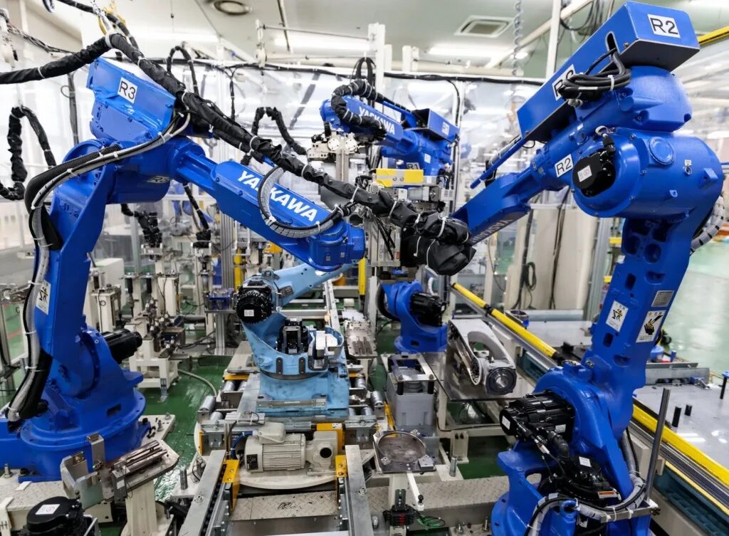 Микро производство. Робот яскава. Роботизированный комплекс Yaskawa. Компания Yaskawa Electric. Промышленный робот Yaskawa.