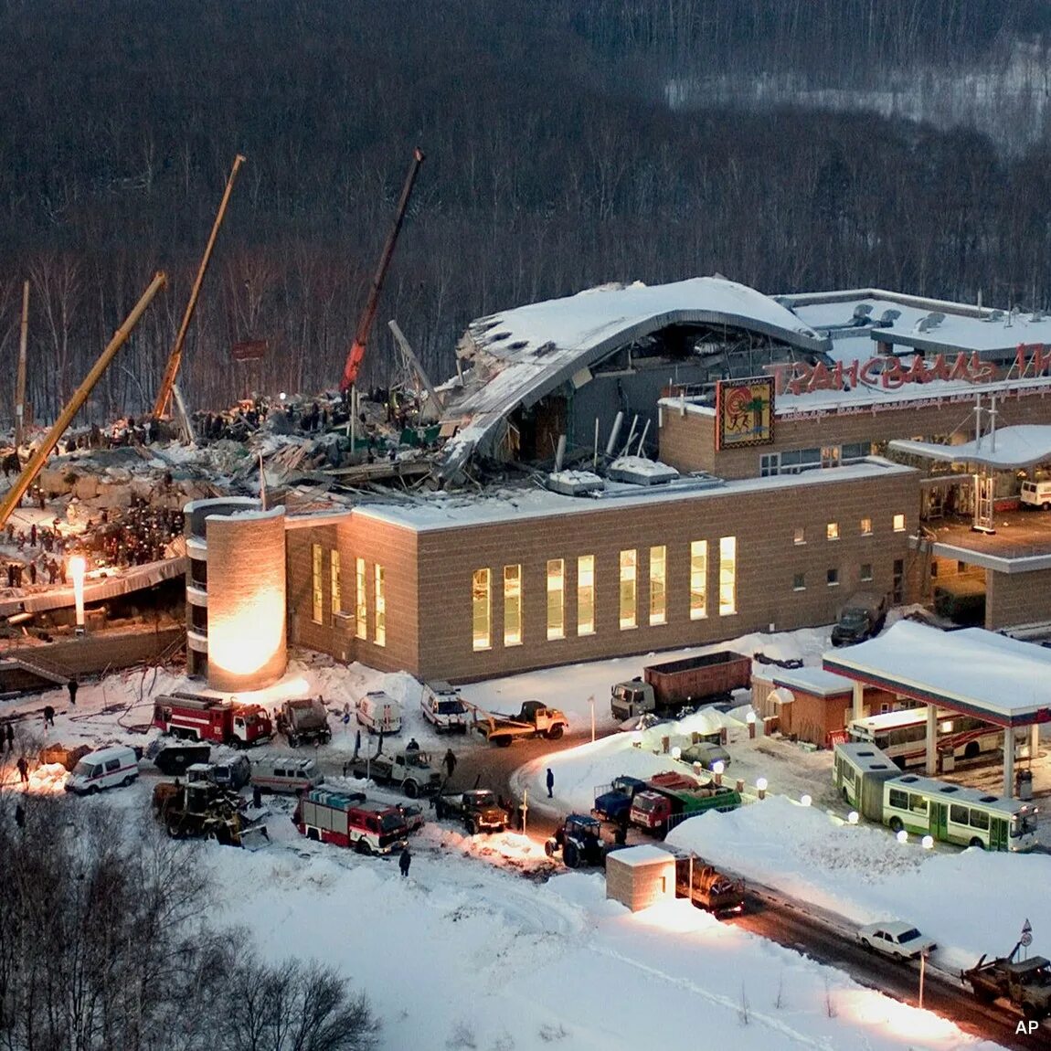 Аквапарк мореон трагедия. Трансвааль парк аквапарк. Трансвааль-парк Ясенево. Трансвааль-парк Ясенево трагедия. Обрушение аквапарка Трансвааль 14 февраля 2004 года.