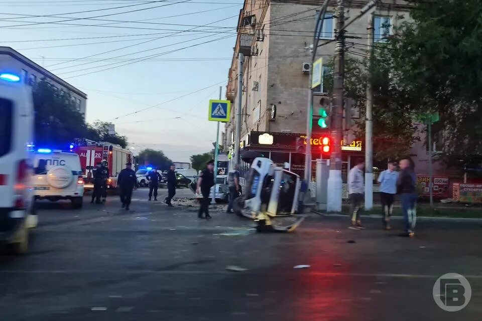 Сотрудники разбились. Происшествие фотографии. Улица ночью. Авария в Волгограде сегодня.